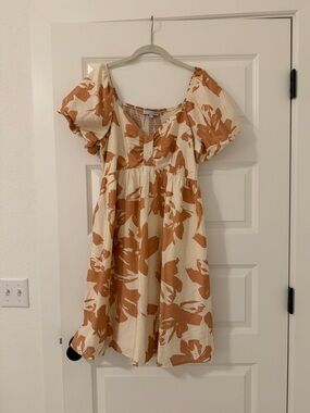Women’s Cream and Tan Floral Puff-Sleeve Dress